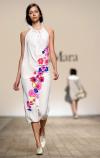 Una modelo presenta una creación de la colección Primavera-Verano 2006 de Max Mara.
