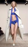 Una modelo presenta una creación de la colección Primavera-Verano 2006 de Max Mara.