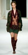 Modelo de la creación de Antonio Marras, durante la pasarela en la Semana de la Moda en Milán.