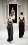 Modelo de la creación de Antonio Marras, durante la pasarela en la Semana de la Moda en Milán.