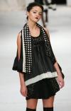 Modelo de la creación de Antonio Marras, durante la pasarela en la Semana de la Moda en Milán.