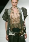 Modelo de la creación de Antonio Marras, durante la pasarela en la Semana de la Moda en Milán.