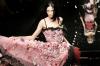 Una modelo presenta una creación de la colección Primavera-Verano 2006 de Dolce & Gabbana durante su desfile en la pasarela de Milán.