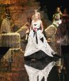 Una modelo presenta una creación de la colección Primavera-Verano 2006 de Dolce & Gabbana durante su desfile en la pasarela de Milán.