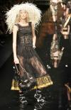Una modelo presenta una creación de la colección Primavera-Verano 2006 de Dolce & Gabbana durante su desfile en la pasarela de Milán.