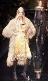 Una modelo presenta una creación de la colección Primavera-Verano 2006 de Dolce & Gabbana durante su desfile en la pasarela de Milán.