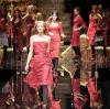 Una modelo presenta una creación de la colección Primavera-Verano 2006 de Dolce & Gabbana durante su desfile en la pasarela de Milán.