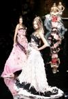 Una modelo presenta una creación de la colección Primavera-Verano 2006 de Dolce & Gabbana durante su desfile en la pasarela de Milán.