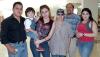 Judith Paredes y Cristian Montelongo viajaron a San Diego, los despidieron sus familiares.