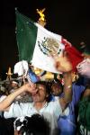 Miles de mexicanos salieron a las calles para celebrar por primera vez un campeonato mundial de futbol, gracias a que su selección Sub-17 se coronó en Perú goleando por 3-0 a Brasil.