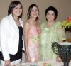 Corina Godoy junto a su hermana Gaby y su mamá Corina Ramos de Godoy.