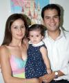 11 de octubre 2005
Ana Lucía Suárez Vera cumplió con un año de vida y sus papás, Juan Francisco Suárez y Soraya Vera, le prepararon una merienda.