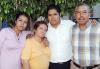 13 de octubre de 2005
Lourdes Morales de García y José Luis García acompañado por sus hijos José Luis y Alejandra, en la reunión que se les ofreció por su aniversario matrimonial.