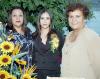 Alejandra Tamayo Haro acompañada por Conchita de Trigo Rivas y Rosario Haro de Camacho, quienes la festejaron con un grato convivio con motivo de se cercana boda.
