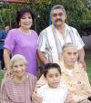 Con una agradable reunión, fue festejado el señor Alberto Martínez con motivo de sus 88 años de vida por su esposa, Consuelo Mendoza de Martínez, por sus hijos y demás familiares.
