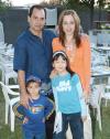 Adrián Salazar y Ema Nogueira de Salazar con sus hijos Paulina y Adrián.