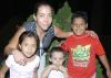 16 de octubre 2005
Viviana Cerna, con sus hijos Sofía, Iván y Romario Solorio.