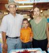 Diego Mata Acosta acompañado por sus papás, Paty y Jorge Mata, en la fiesta infantil que la organizaron por su primer cumpleaños.
