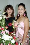 La festejada junto a su hermana, Leticia Reyes Morales.