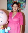 Esther Reyes de Martínez espera el nacimiento de su primer bebé y por ello recibió múltiples felicitaciones, en la fiesta de canastilla que le organizó Irene Valadez Contreras