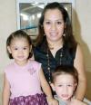 28 de octubre 2005
Valeria González Méndez acompañada por su mamá, Martha Méndez de González y su hermanito Luis Fernando, el día que celebró su tercer cumpleaños.