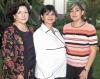 La festejada junto a su mamá Irene Villarreal y su hermana, Sandra.