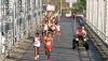 La caravana de vehículos con rumbo a la Ciudad Jardín convirtió al bulevar Miguel Alemán en una arteria tan transitada como suele verse entre semana; de diferentes rumbos llegaban personas a la salida; la tercera Carrera Atlética 10 K Victoria convocó a un número impresionante de personas, quienes de alguna manera querían ser parte de la fiesta popular.