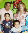 Alexis González Hernández recibió felicitaciones en su cumpleaños, aquí con su familia.
