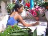 A los alrededores hay gente vendiendo flores, gorditas, refrescos, cocos, aguas frescas, tamales y lonches