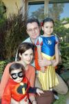 30 de noviembre
Natalia Ramírez Espino, captada el día de su piñata con sus papás Cecilia Espino y Héctor Ramírez y su hermanita Angélica.