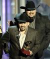 Mejor álbum pop vocal por un dúo: 'Sinverguenza', Bacilos.