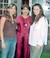 Amparo Elena Porras de Gómez con sus hijas Lourdes y Ana Cristina de Hodkinson, en pasado festejo