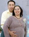 12 de noviembre 2005
Citlaly de Moreyra acompañada por su esposo Óscar Moreyra, en la fiesta de canastilla que le ofrecieron recientemente.