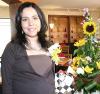 13 de noviembre 2005
Selene Díaz de Saucedo espera el nacimiento de su primera bebé y por ello su mamá, Rosalba González de Díaz, le preparó una fiesta de canastilla.