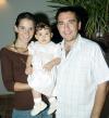 Fernanda Sada Galán cumplió un año de vida, la acompañan sus papás, Begoña y Alex Sada.