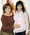 Patricia Rangel Méndez en compañía de Martha Ávila quien le organizó una fiesta de canstilla en honor del bebé que espera.