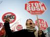 Durante toda la marcha, los campesinos, que se vieron apoyados por miles de sindicalistas, gritaron 'No a Bush, no a la APEC' o 'Bush, terrorista, vete a casa'.

La virulenta Liga de Campesinos Coreanos, que representa los intereses de este colectivo, ya ha anunciado su intención de manifestarse a las puertas de la conferencia ministerial de la Organización Mundial de Comercio (OMC), que tendrá lugar en Hong Kong dentro de pocas semanas.

En el marco de la reunión de APEC, los líderes debatirán sobre problemas relacionados con el comercio internacional, entre ellos una declaración especial para una nueva ronda de la Agenda de Desarrollo de Doha.