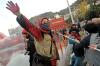 Entre el frío y el humo, en el momento más violento de la manifestación los activistas se hicieron con el control de varios contenedores y los echaron al río.

La cifra de manifestantes osciló entre 5cinco mil y 15 mil personas, según las fuentes.