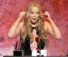 La joven cantante y actriz  Hilary Duff cantó 'Beat of my heart'.
