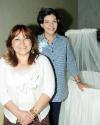 23 de noviembre 2005
Guadalupe Díaz de León de Rodríguez en compañía de Yolanda Alonso, quien le ofreció una fiesta de canastilla.