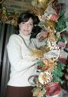 Guillermina Batarse de Murra confeccionó su diseño floral navideño.