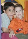 Daniel Enríquez Aguirre junto a su hermanito Ricardo en la fiesta que le organizaron con motivo de sus cuatro años de edad.