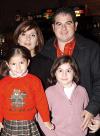 Fernando Siller Mendoza celebró su cumpleaños en compañía de su esposa Violeta de Siller y sus hijas Silvia y Alejandra
