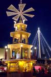 Vista de una pirámide de navidad frente a la Euro-Torre iluminada del parque temático Europa en Rust, Alemania.