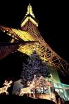 Iluminaciones navideñas adornan la base de la torre de Tokio, de 333 metros de altura, localizada en el centro de la capital japonesa.