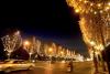 La avenida de los campos Eliseos de París quedó adornada con luces de navidad desde la plaza de la concordia hasta la estrella por los dos lados a lo largo de 2.5 km.