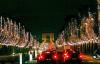 Más de 13 mil 500 luces navideñas iluminan los campos Elíseos de París, desde la plaza de la Concorde a L´etoile.