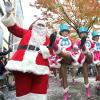 Santa Claus festeja los días navideños en un desfile celebrado en Seúl.
