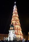 Vista general del árbol de navidad de 74 metros de largo, 170 toneladas de peso y adornado con dos millones de bombillas en el centro de Lisboa.