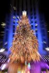 Encendido de las 30 mil bombillas del árbol más famoso del mundo que cada año se coloca en el Rockefeller Center de Nueva York marcó el inicio de la temporada navideña, con la presencia de niños damnificados por los huracanes.